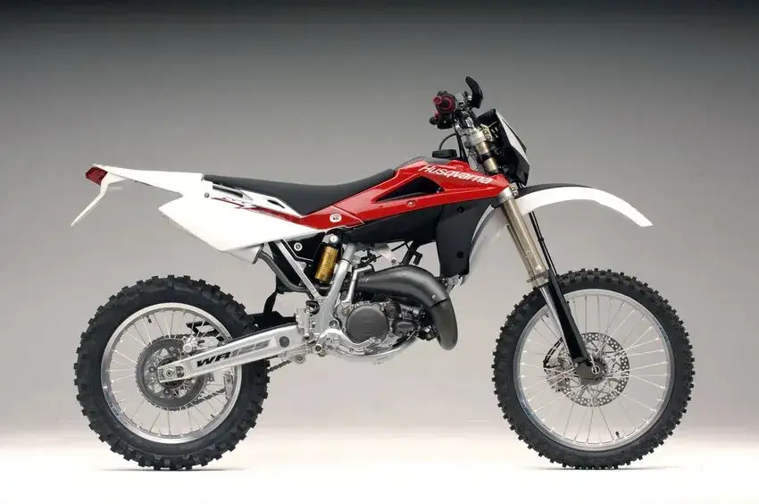 Zdjęcie Okleina Husqvarna WR 125 – gdzie kupić, jak zamontować i wybrać najlepszą