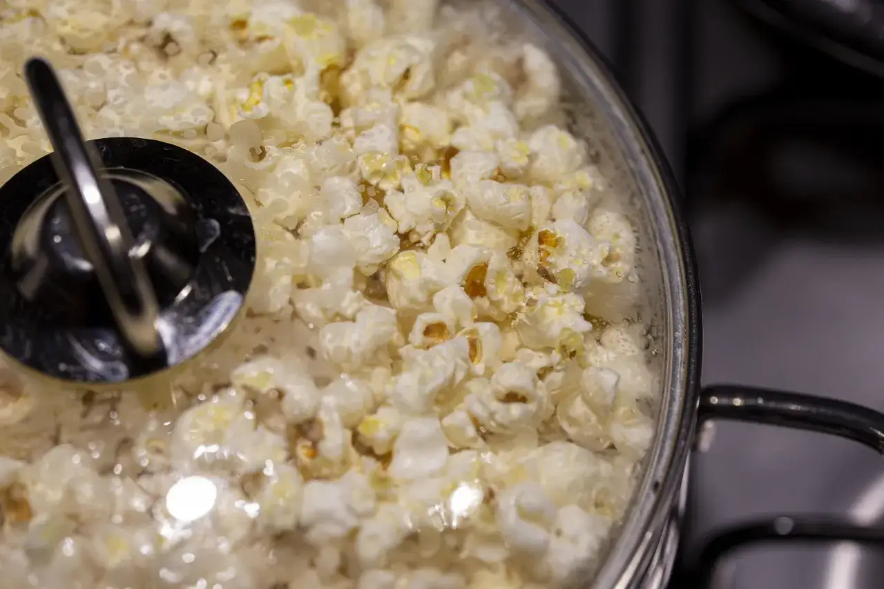 Zdjęcie Jak zrobić popcorn z wydechu i uniknąć niebezpieczeństw związanych z gotowaniem