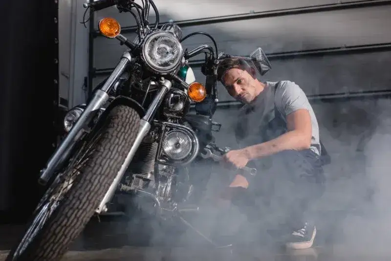 Zdjęcie Ile zarabia mechanik motocyklowy w Polsce? Sprawdź średnie zarobki i czynniki wpływające na wynagrodzenie