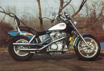 Honda Shadow 1100 dane techniczne: klasyczny cruiser z chromowanymi elementami i wygodnym siedzeniem, gotowy na każdą trasę.
