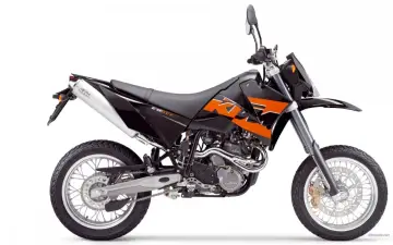 Czarny motocykl KTM LC4 640 z pomarańczowymi akcentami, idealny do jazdy po mieście i w terenie. Sprawdź jego dane techniczne!