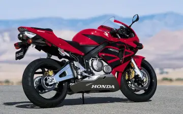 Czerwony motocykl Honda CBR 600RR, idealny do sportowej jazdy. Sprawdź honda cbr 600rr dane techniczne!