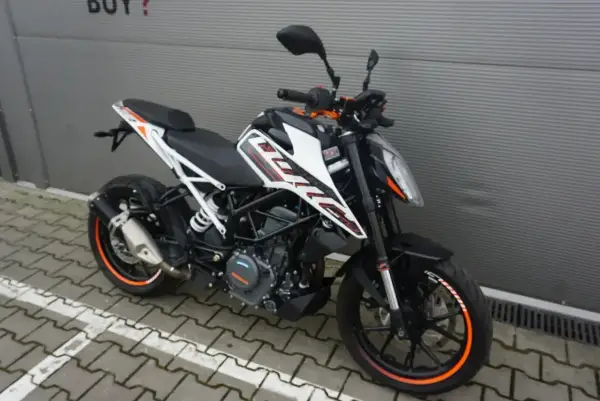 KTM Duke 390 na 125 cm3 - czy to w ogóle legalne?