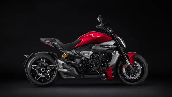 Ducati XDiavel S czy V4 - który cruiser ma więcej sensu?