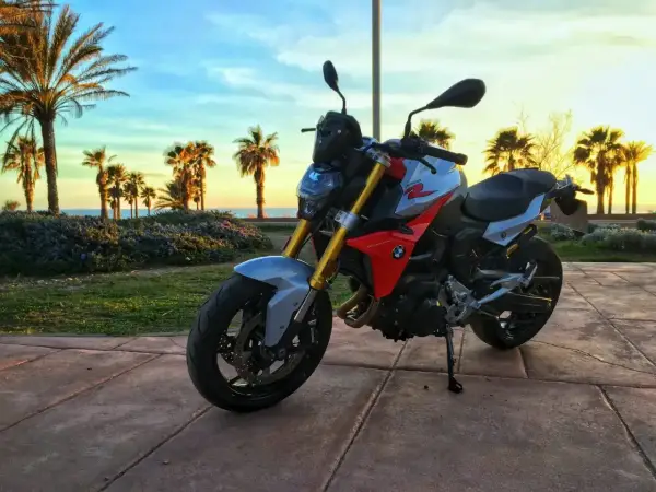 BMW F 900 R - Czy ten roadster to ideał na co dzień?