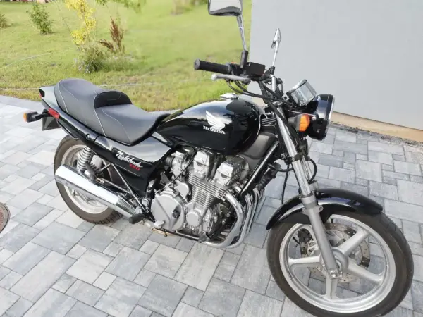 Honda CB750 Nighthawk - Czy to motocykl dla Ciebie?