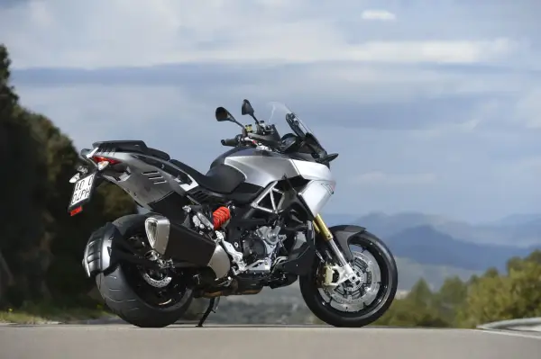 Aprilia Caponord 1200 - Dane techniczne i opinie. Czy warto?