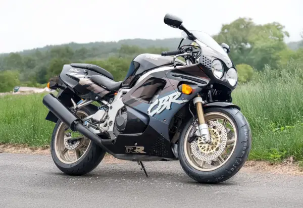 Honda VFR 750 - Czy warto kupić legendę? Poradnik