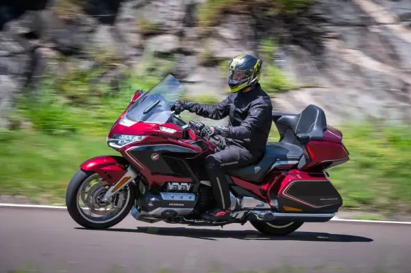 Motocykl do turystyki we dwoje - Jak wybrać idealny model?