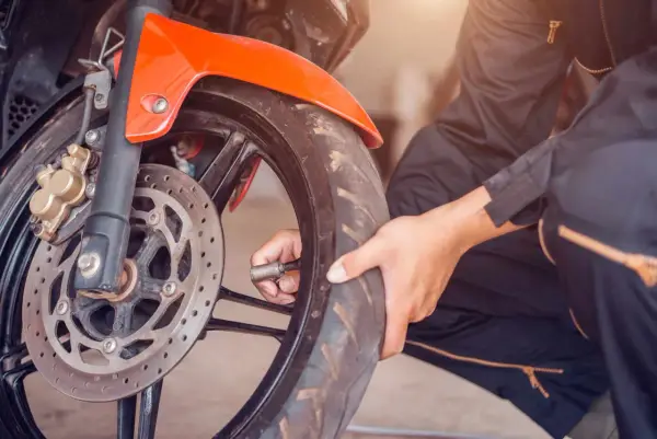 Ile kosztuje wymiana opon motocyklowych i co podbija cenę?