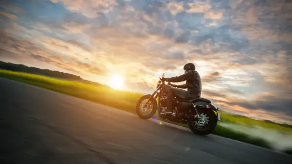 Najlepsze trasy motocyklowe w łódzkim - odkryj malownicze szlaki
