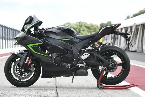 Kawasaki ZX-10R - Dane techniczne i prawdziwy charakter