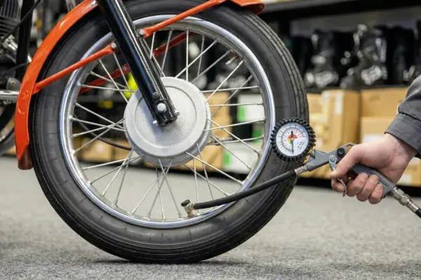 Jakie ciśnienie w oponach motocykla 125 ustawić i kiedy sprawdzać?