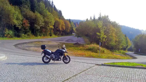 Najlepsze trasy motocyklowe na Śląsku: atrakcje, bezpieczeństwo i praktyczne porady