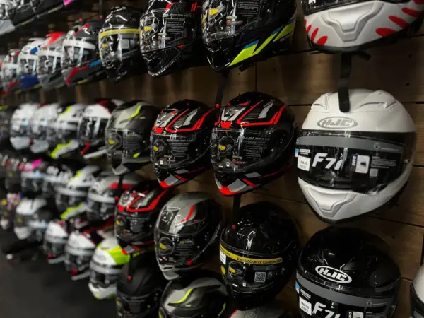 Jaki kask motocyklowy do 1500 zł? Najlepsze opcje, których musisz unikać