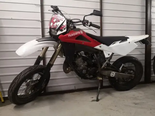 Husqvarna 125 supermoto 4t - Poznaj jego wyjątkowe cechy i ceny