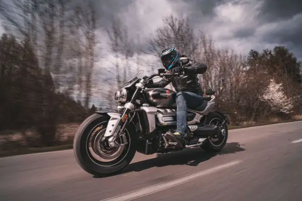 Triumph Rocket 3 - Dane techniczne i wybór wersji R vs GT