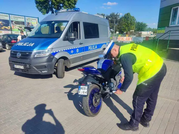 Przelot w motocyklu – czy to legalne? Uniknij mandatu!