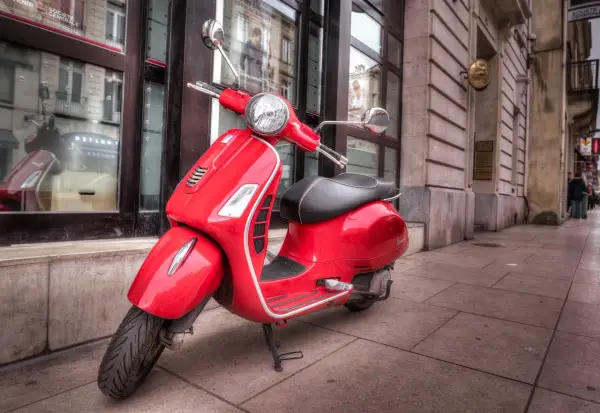 Motorower i kategoria AM - kto może jeździć legalnie?
