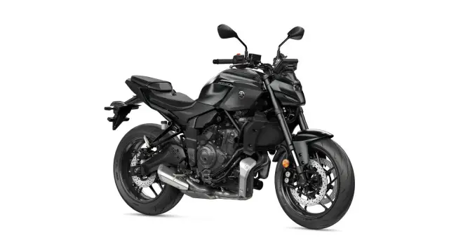 Czarny motocykl Yamaha MT-07, gotowy do jazdy, przypomina mocą V Max.
