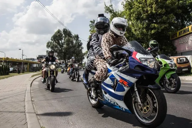Kolumna motocykli w zabawnych strojach jedzie ulicą.