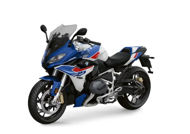 Sportowy motocykl BMW R 1250 RS w biało-niebiesko-czerwonych barwach, gotowy na podbój dróg.