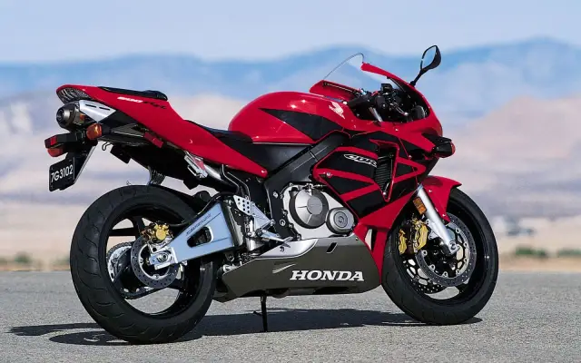 Czerwony motocykl Honda CBR 600RR, idealny do sportowej jazdy. Sprawdź honda cbr 600rr dane techniczne!